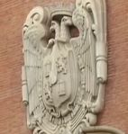 El edificio de correos de Bilbao todavía conserba el escudo republicano de cuando fue inaugurado.